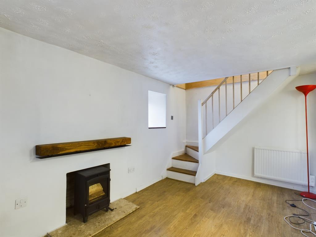 Lot: 139 - CHARACTER COTTAGE WITH GARDEN AND OFF-ROAD PARKING - Living Room